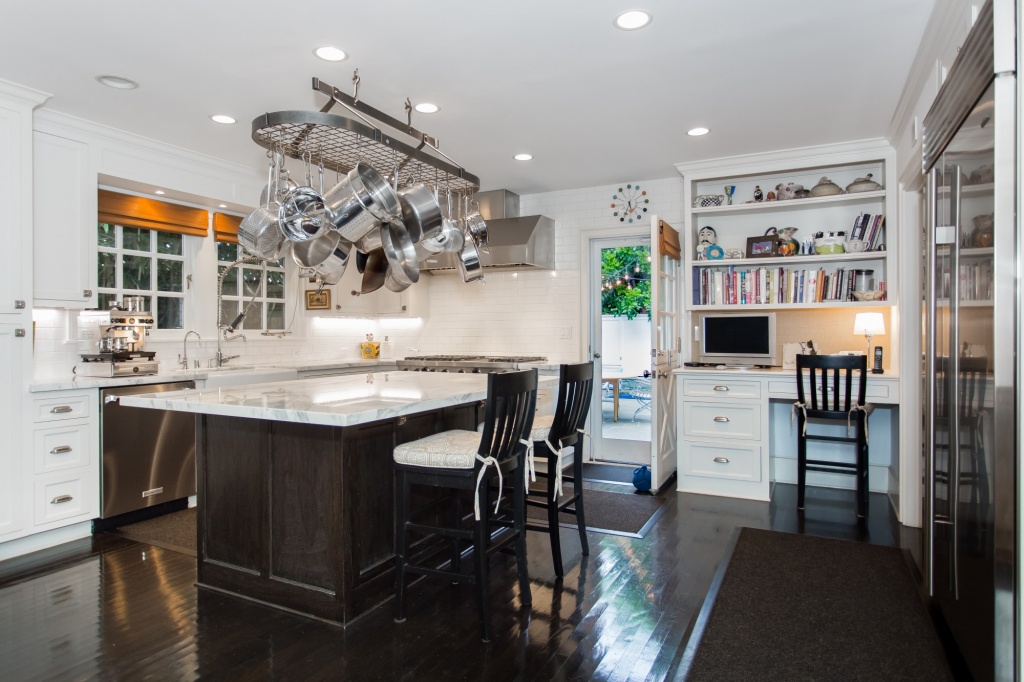 Soaking Tub vs Clawfoot Tub? — The Home Features People Want Right Now